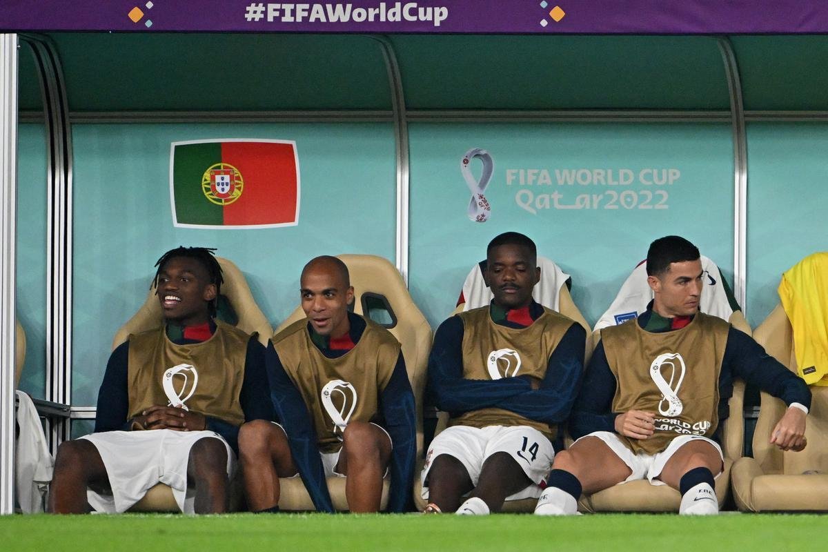 Cristiano Ronaldo comeou novamente no banco de reservas no duelo de Portugal contra Marrocos pelas quartas de final da Copa do Mundo. Batalho de fotgrafos registrou astro na condio de suplente
