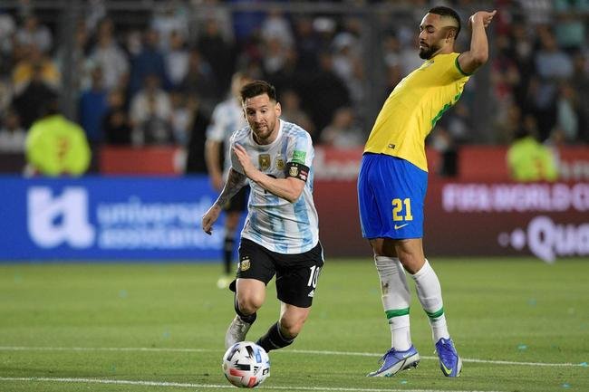 Sem Neymar, Brasil encarou a Argentina em clssico agitado pelas Eliminatrias