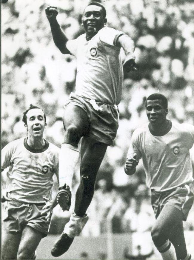 Pelé na Copa do Mundo de 1970, no México, conquistada pelo Brasil. Seleção chegou ao tricampeonato mundial. Na foto, ele comemora gol ao lado de Tostão e Jairzinho