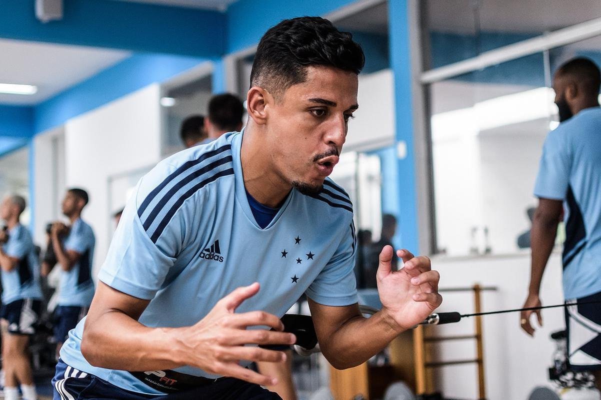 Neto Moura, meio-campista