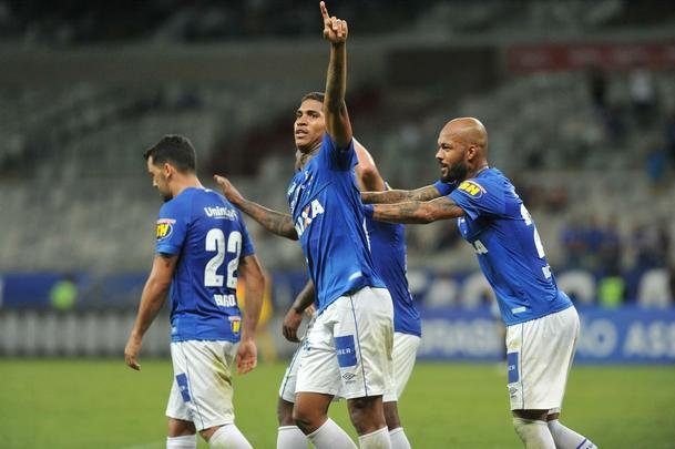 Em jogo com grande atuao do goleiro Fbio, Cruzeiro derrotou Santos de virada, por 2 a 1, com gols de Sass e Raniel; Gabriel Barbosa marcou para o Peixe, no Mineiro, pela 26 rodada do Brasileiro
