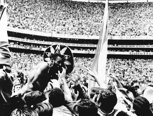 Na final, Brasil goleou a Itália com gols de Pelé, Gérson, Jairzinho e Carlos Alberto, que ergueu a taça no Estádio Azteca, na Cidade do México