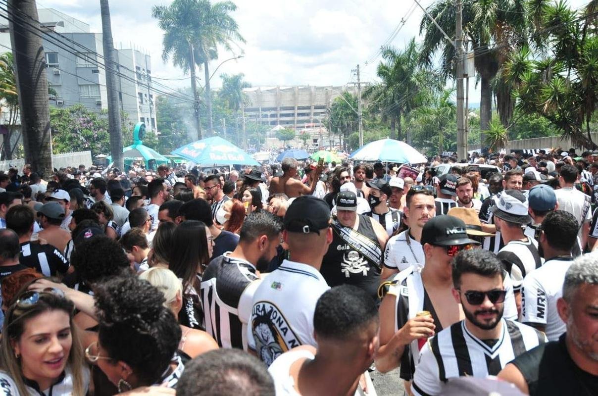 Torcida do Atltico chegou animada ao Mineiro para o jogo da taa, contra o RB Bragantino. Dia de festejar com o time o ttulo do Campeonato Brasileiro de 2021