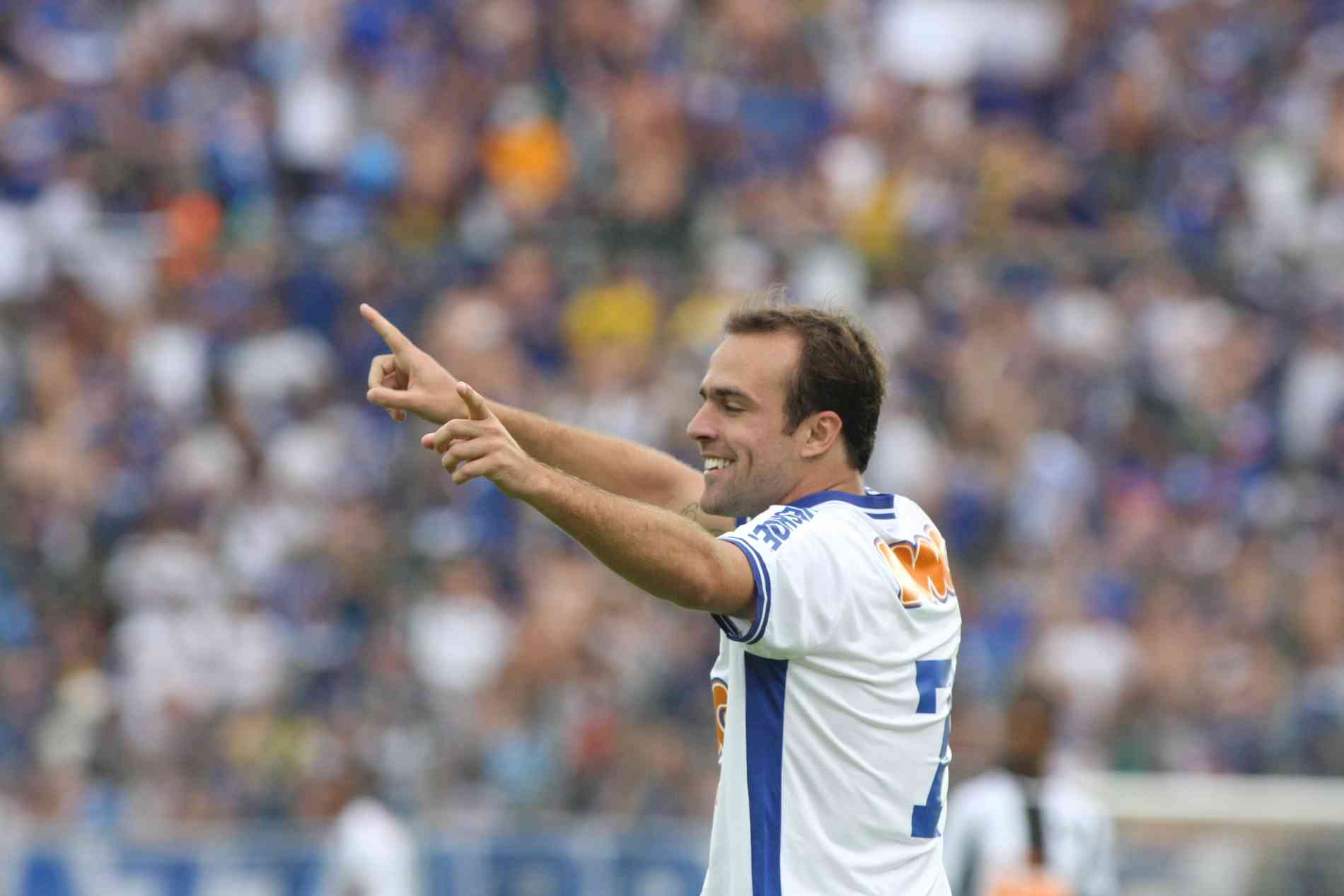 Dagoberto elogia elenco do Cruzeiro e quer estrear contra o Galo