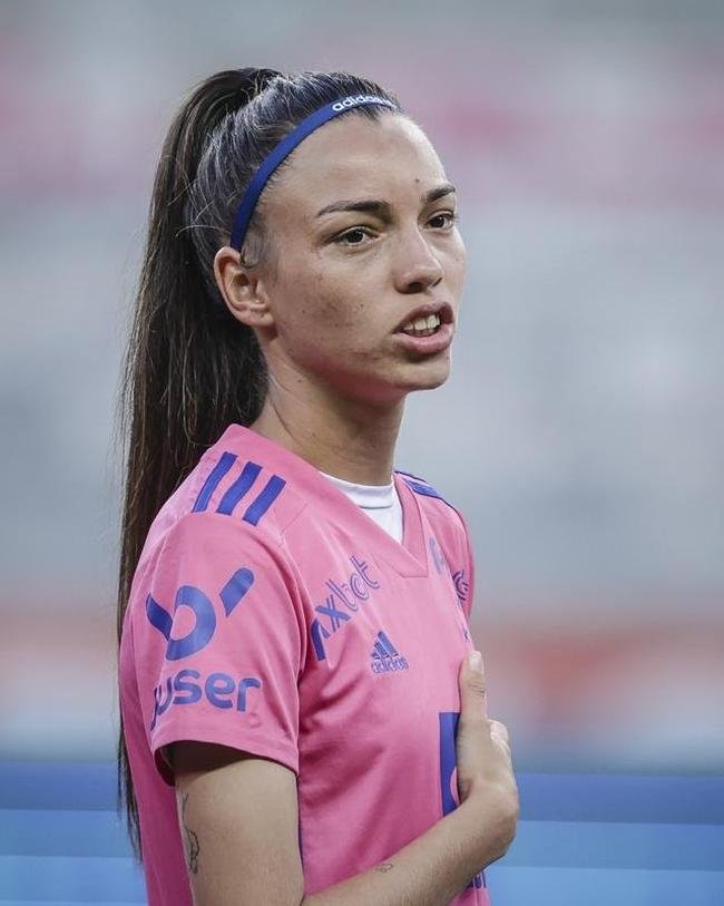 Em preliminar de Cruzeiro x Ituano pela Srie B, o time feminino da Raposa, conhecido como Cabulosas, goleou o Araguari por 8 a 0 pela terceira rodada do Campeonato Mineiro Feminino. Equipe cruzeirense estreou o uniforme rosa, confeccionado pela Adidas em homenagem  campanha Outubro Rosa, de conscientizao contra o cncer de mama