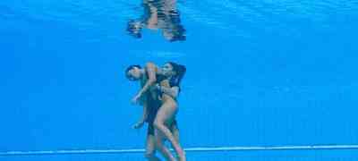 Nadadora salva em piscina após desmaiar é liberada para seguir no Mundial
