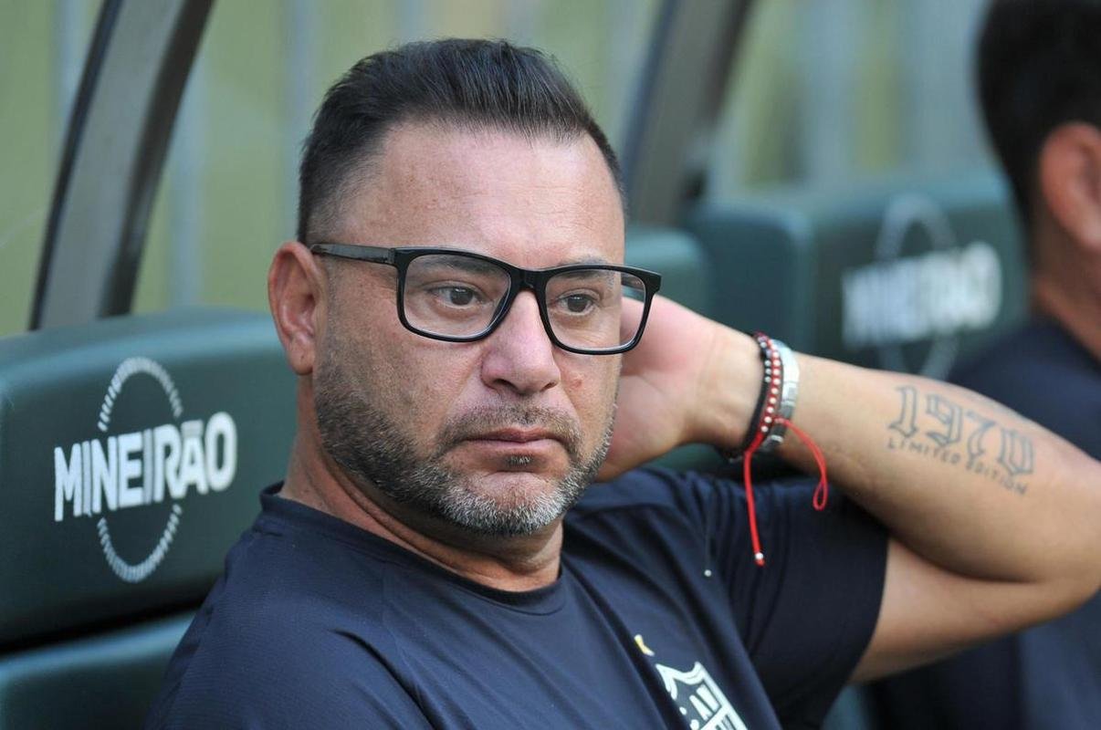 Turco Mohamed balanou aps a sequncia ruim em maio. Depois balanou de novo, principalmente aps a derrota por 5 a 3 para o Fluminense. A torcida pressionou, a diretoria deu o recado: era necessrio vencer o Flamengo para continuar no cargo. E aconteceu. Turco emendou trs triunfos seguidos e teve a permanncia decretada por mais algumas semanas.