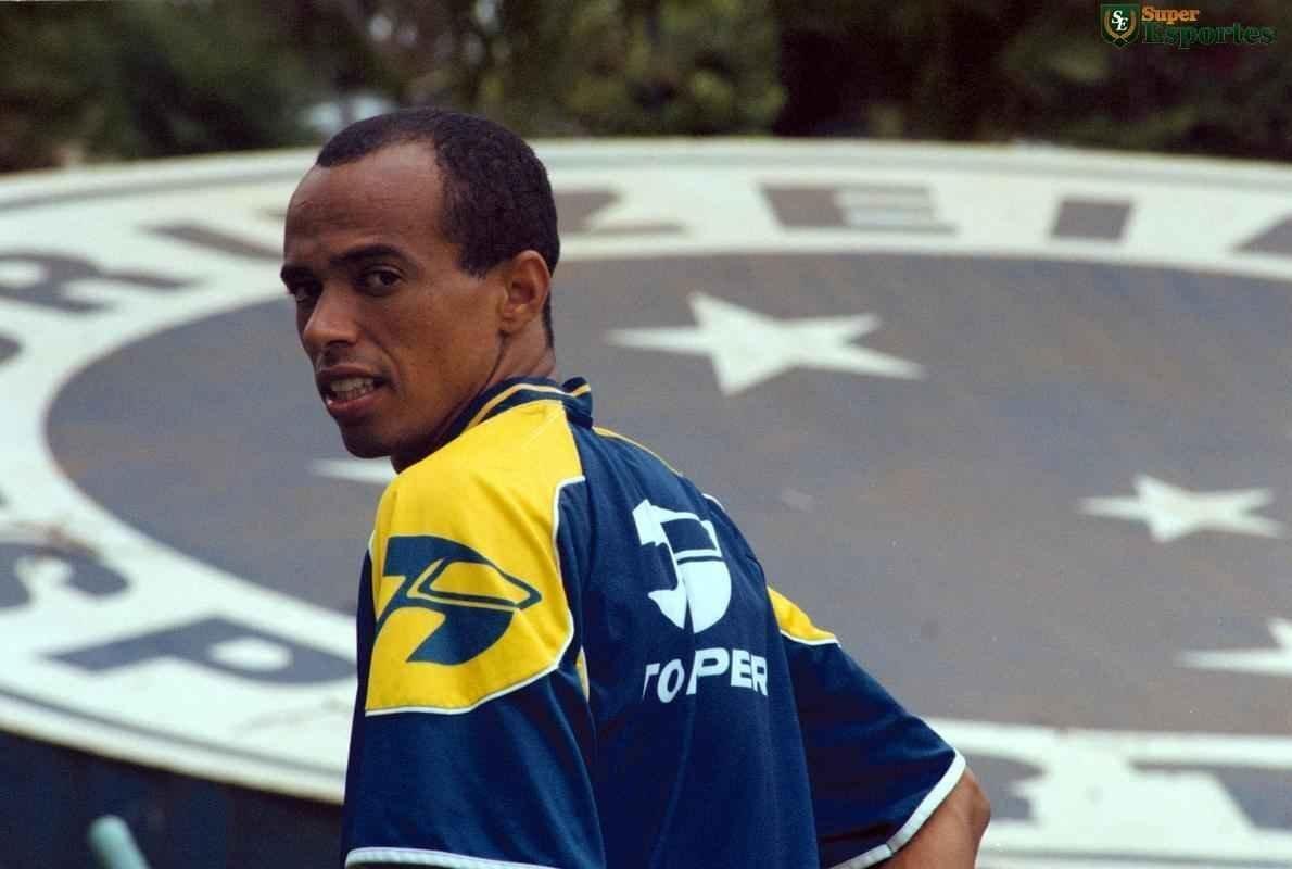 Volante Ricardinho, jogador que mais conquistou ttulos pelo Cruzeiro (15), na Toca da Raposa I, em 2000