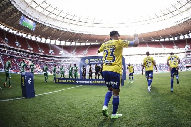 Fotos da partida entre Cruzeiro e Chapecoense, pela 24 rodada da Srie B do Campeonato Brasileiro. O jogo foi realizado neste sbado (13), no estdio Man Garrincha, em Braslia.
