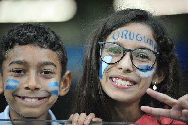 Fotos das torcidas de Uruguai e Equador no Mineiro