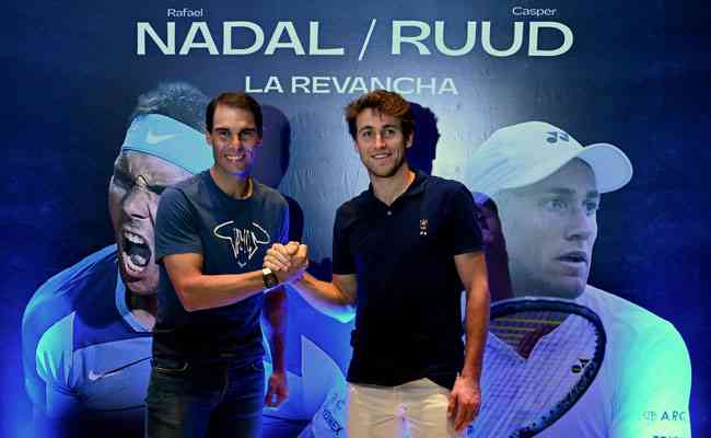 Rafael Nadal e Casper Ruud, nmeros 2 e 3 do mundo, enfrentam-se numa partida de exibio