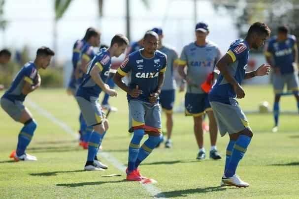 Mano Menezes comandou treino tático em seu segundo dia no retorno ao Cruzeiro
