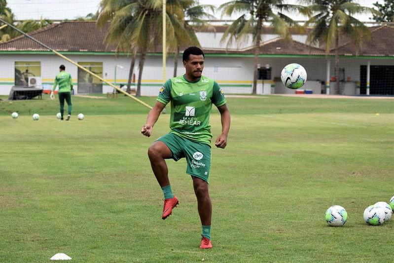 Neste domingo (15), o Amrica treinou no CT do Cuiab, em Mato Grosso, visando o confronto de volta das quartas de final da Copa do Brasil, contra o Internacional. Na primeira partida, em Porto Alegre, o Coelho venceu por 1 a 0. Agora, a equipe mineira joga por um empate, no Independncia, para avanar s semifinais da competio pela primeira vez em sua histria.