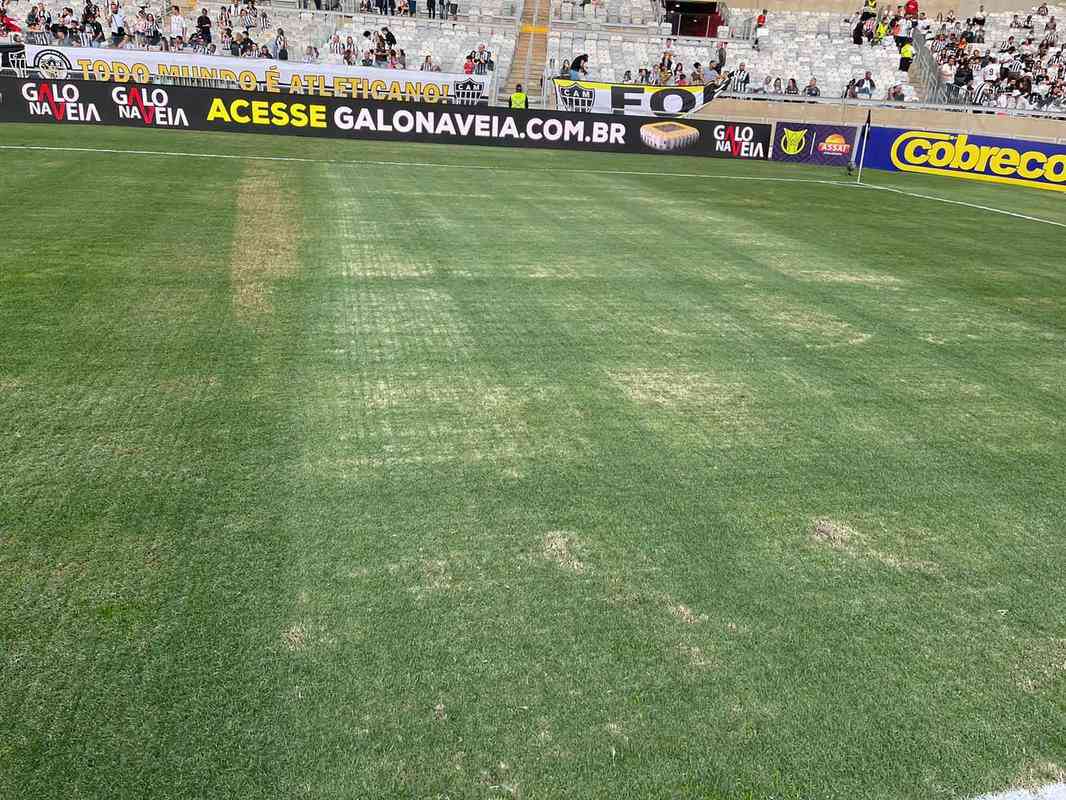 Atlético criticou estado do gramado do Mineirão antes do jogo com o São Paulo; operadora do estádio, Minas Arena alegou excesso de partidas no local e pouca incidência de sol nesta época do ano no setor Norte