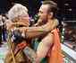 McGregor recebe carinho da av de Cerrone aps vitria no UFC em Las Vegas