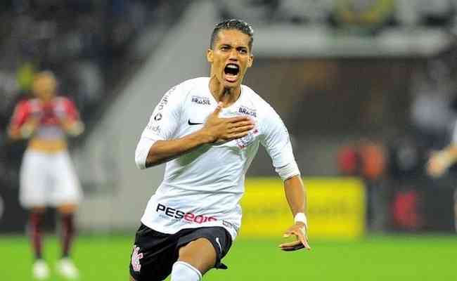 Pedrinho, ex-Corinthians, tem contrato suspenso com o Shakhtar Donetsk e está na mira do Atlético