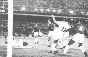O Cruzeiro foi campeo da Taa Brasil de 1966 sobre o Santos de Pel. No jogo de ida, no Mineiro, goleada por 6 a 2. 