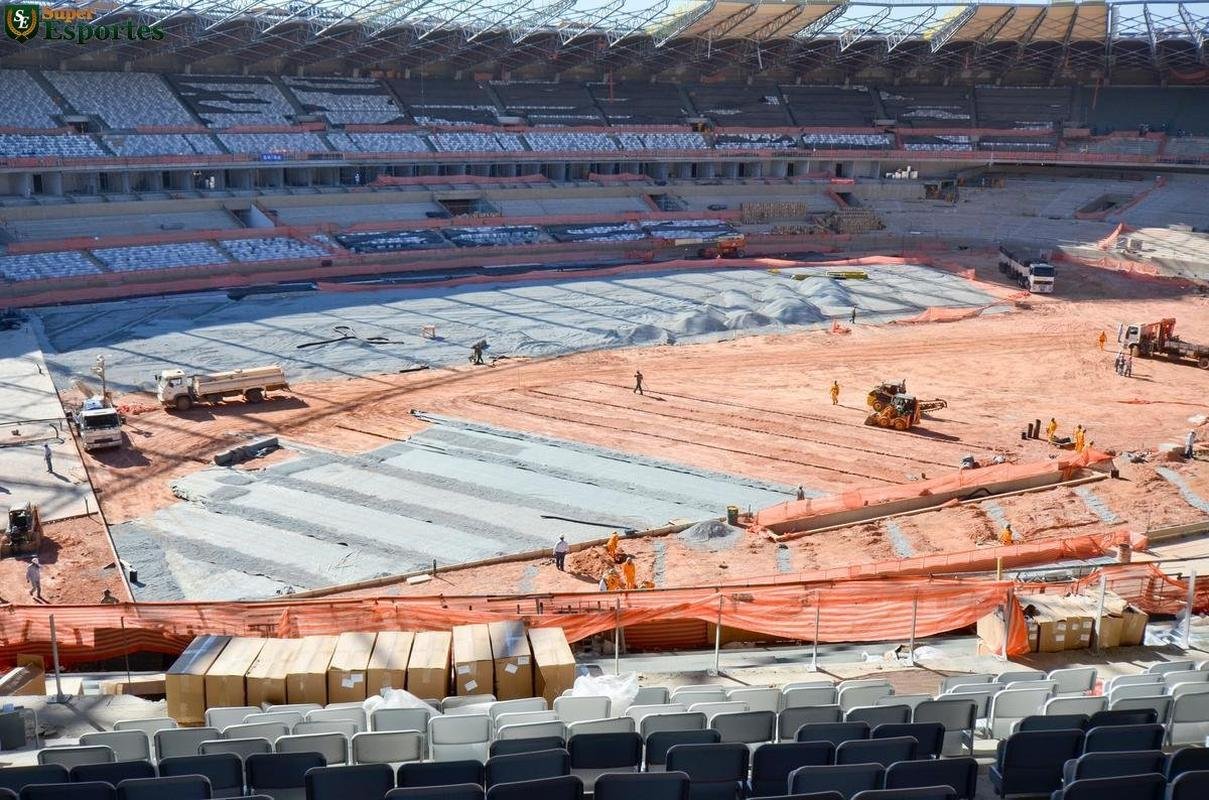 02/10/2012 - Estrutura da nova cobertura quase totalmente prontas. No anel superior e inferior, comea a instalao de cadeiras. Obras avanam nos camarotes e reas vip. No campo, preparao da drenagem.