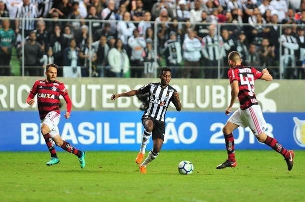 Galo pressionou no segundo tempo, mas levou gol em contragolpe: verton Ribeiro fez aps passe de Vincius Jnior: 1 a 0 Flamengo