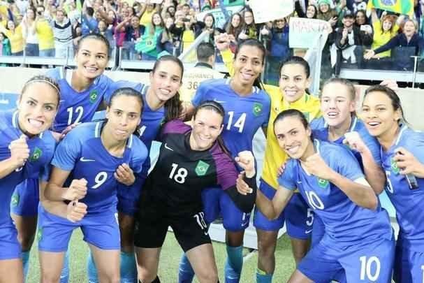 Imagens emocionantes das cobranas de pnaltis no Mineiro e da classificao do Brasil s semifinais do torneio feminino de futebol dos Jogos Olmpicos. Goleira Brbara pegou pnalti e deu vitria  Seleo por 7 a 6 sobre a Austrlia. Com 52 mil pagantes, estdio foi  loucura.