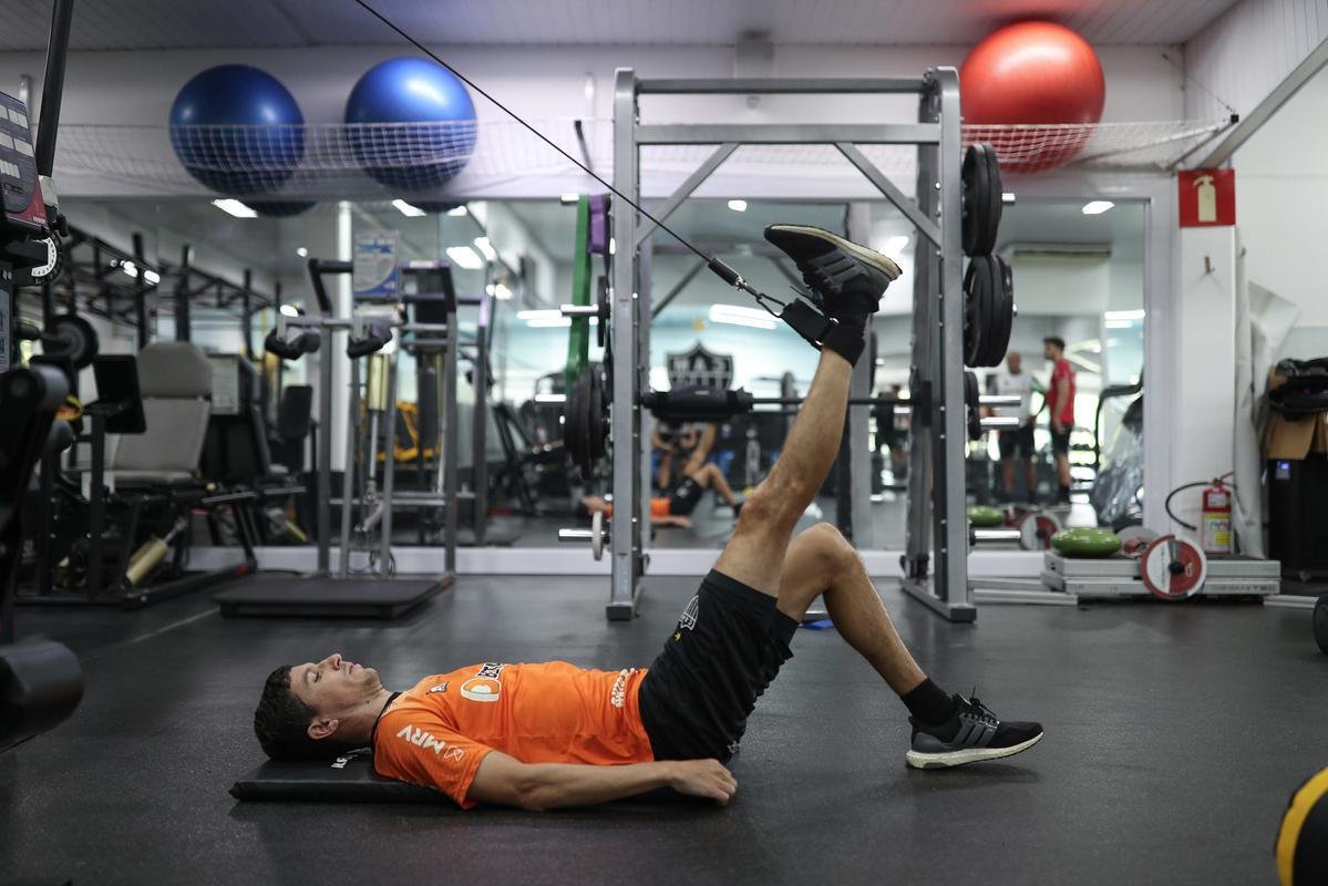 O Atltico realizou, nesta quinta-feira (10), a primeira atividade visando o clssico com o Amrica, vlido pela 5 rodada do Campeonato Mineiro. Com titulares em campo, o time de 'El Turco' Mohamed trabalhou para o confronto que ser disputado s 16h30 do sbado (12), no Estdio Independncia, em Belo Horizonte.