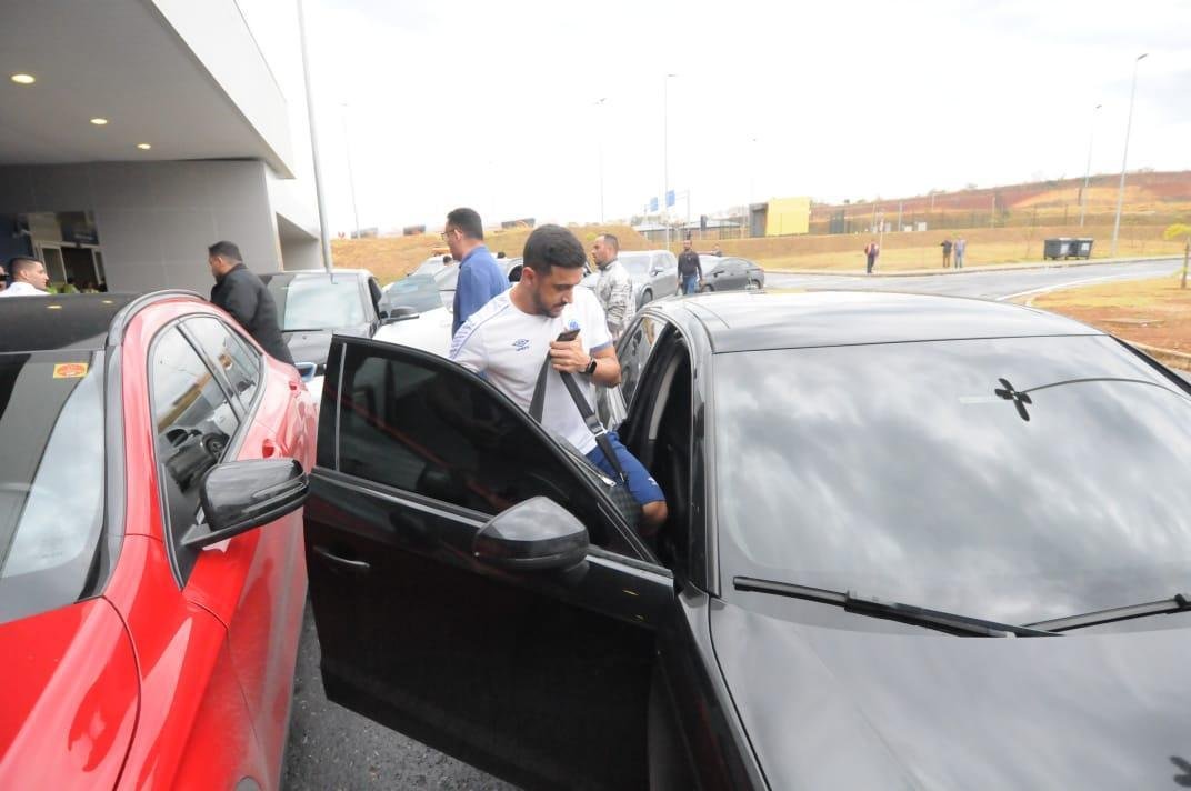 No desembarque do Cruzeiro em Confins, aps o jogo contra o Cear, tcnico Rogrio Ceni foi ovacionado por torcedores presentes no aeroporto. J o meia Thiago Neves, apontado como piv do atrito com o tcnico, foi criticado. Assim como treinador, goleiro Fbio foi ovacionado pelos cruzeirenses na chegada.