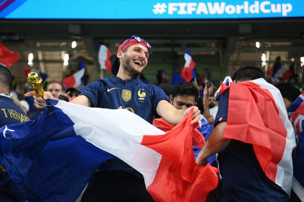 Imagens dos torcedores no jogo entre Frana e Austrlia, pelo Grupo D da Copa do Mundo