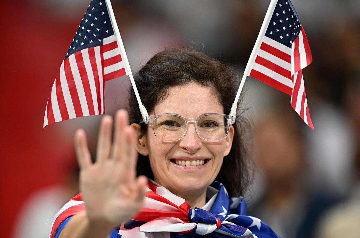 Torcedores de Inglaterra e Estados Unidos no jogo pelo Grupo B da Copa do Mundo