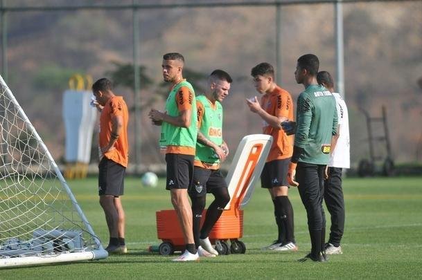 Tarde na Cidade do Galo teve entrevista de Di Santo, pronunciamento de Rui Costa e treino