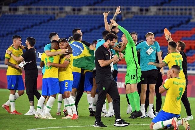 Fotos da festa dos jogadores brasileiros com a conquista da medalha de ouro em Tquio no futebol. Seleo  bicampe olmpica e de forma consecutiva