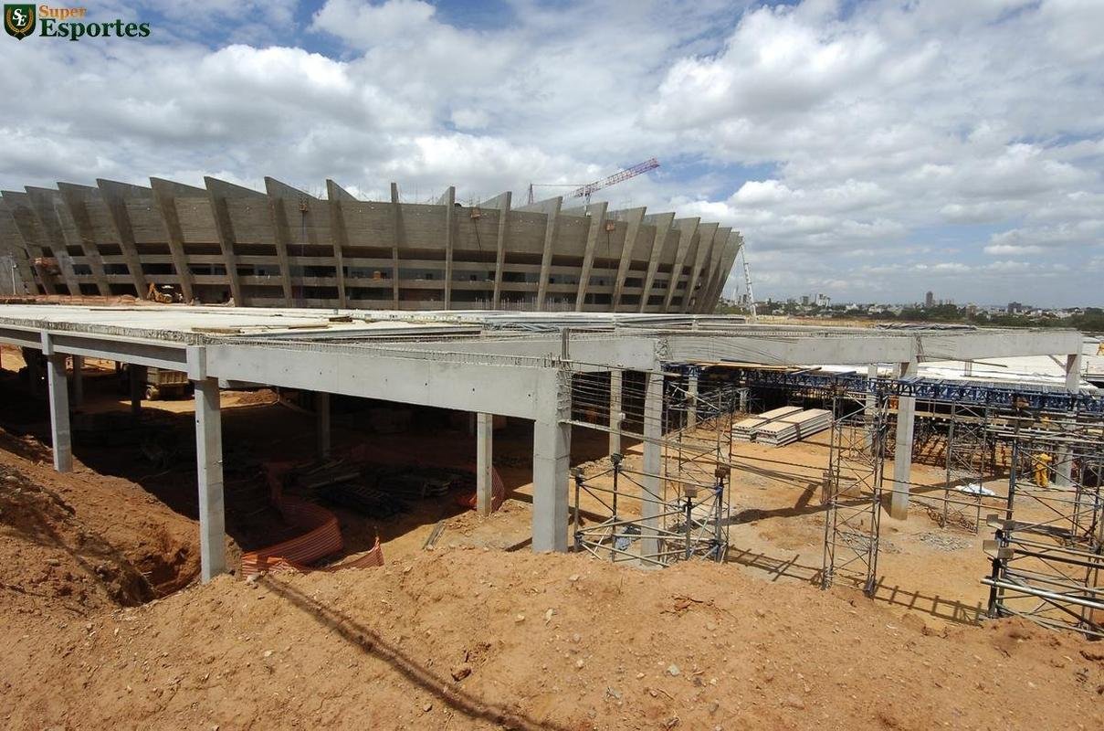 06/03/2012 - No exterior do Mineiro, comea a construo do estacionamento e da esplanada