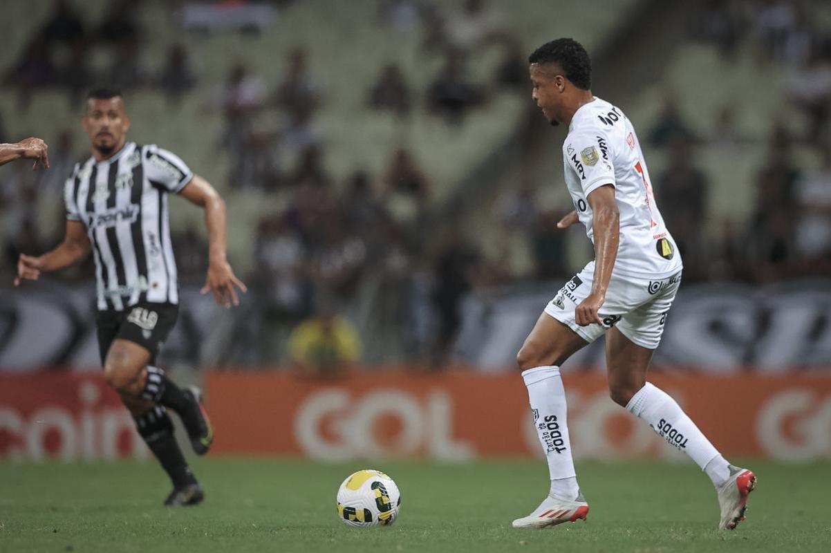 O Atltico visitou o Cear nesta quarta-feira (15), na Arena Castelo, em Fortaleza, pela 12 rodada do Campeonato Brasileiro. Veja as melhores imagens do confronto.