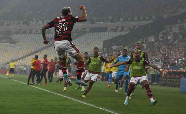 Pedro, autor do gol do Flamengo contra o Corinthians, no tempo regulamentar, comemora com os companheiros
