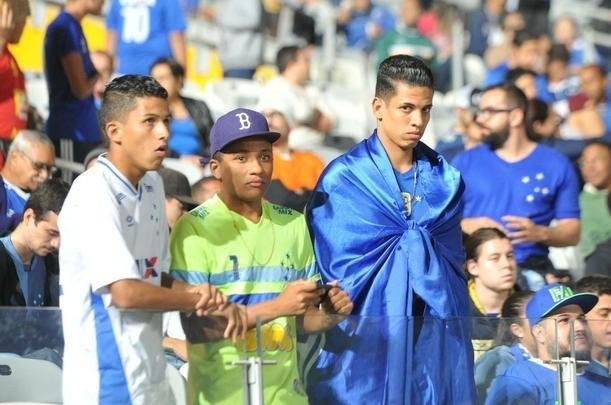 Torcida do Cruzeiro encarou frio e crise de abastecimento para apoiar o time contra o Palmeiras, no Mineiro