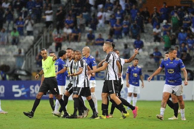 Edu marcou o gol da vitria do Cruzeiro sobre o Democrata-GV no ltimo minuto e mostrou novamente poder de deciso