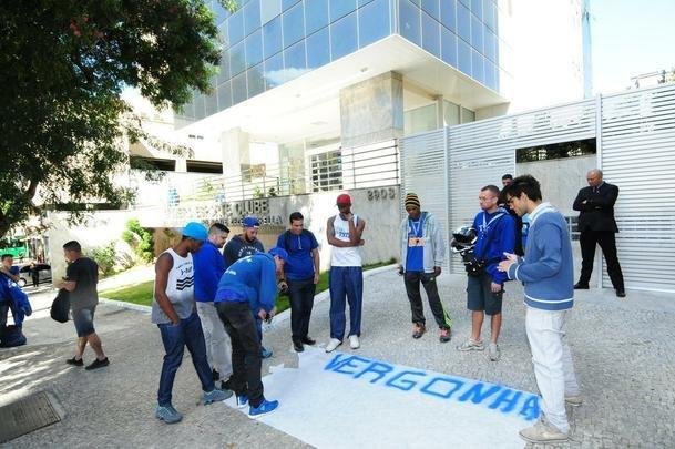 Torcida do Cruzeiro protesta contra a diretoria do clube na porta da sede
