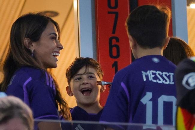 Familiares de Messi em camarote do Estdio 974, de Doha, durante jogo entre Argentina e Polnia pelo Grupo C da Copa do Mundo. Nas fotos aparecem o pai Jorge Messi, a esposa Antonela Roccuzzo e os filhos Ciro, Thiago e Matteo