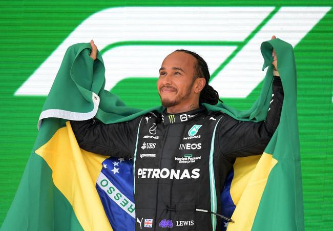 Lewis Hamilton vence GP de São Paulo de Fórmula 1 e repete gesto de Ayrton Senna ao carregar bandeira do Brasil na pista e no pódio
