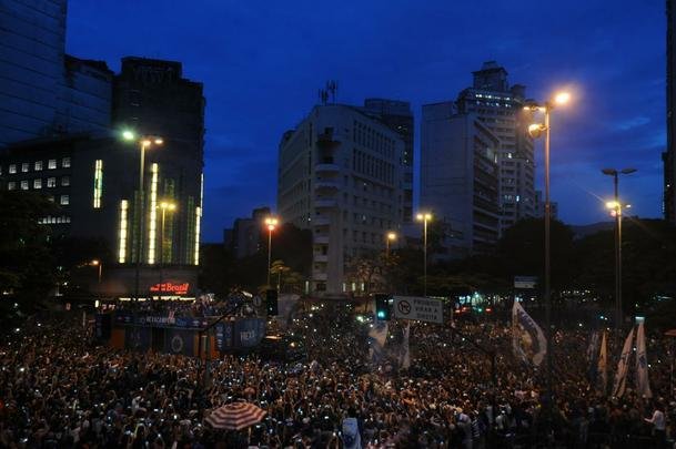 Com trio eltrico de jogadores e mais de 20 mil torcedores, Cruzeiro fez a festa na Praa Sete! Veja as melhores fotos