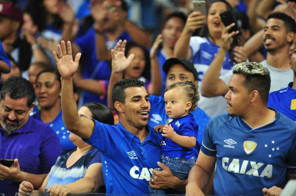 Lances do primeiro tempo de Cruzeiro x Athletico-PR, no Mineiro, pela 12 rodada do Brasileiro; time paranaense saiu na frente na etapa inicial com gol de pnalti do lateral Jonathan