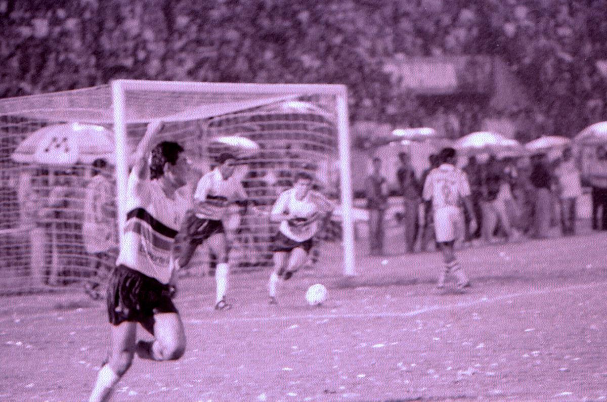 1993 - Santa Cruz 2 x 1 Náutico / Campeonato Pernambucano - Em uma das conquistas mais marcantes da história do clube, o Santa Cruz virou o jogo perto do fim com gol de Célio e levou a decisão para a prorrogação. Com nova vantagem, outro empate sem gols garantiria o título para os tricolores.