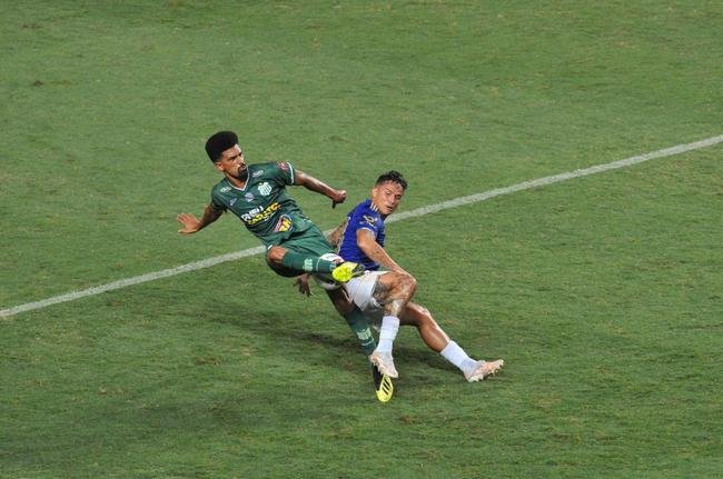 Depois de muito insistir, Cruzeiro abriu o placar com latera-esquerdo Matheus, em cobrana de falta: 1 a 0