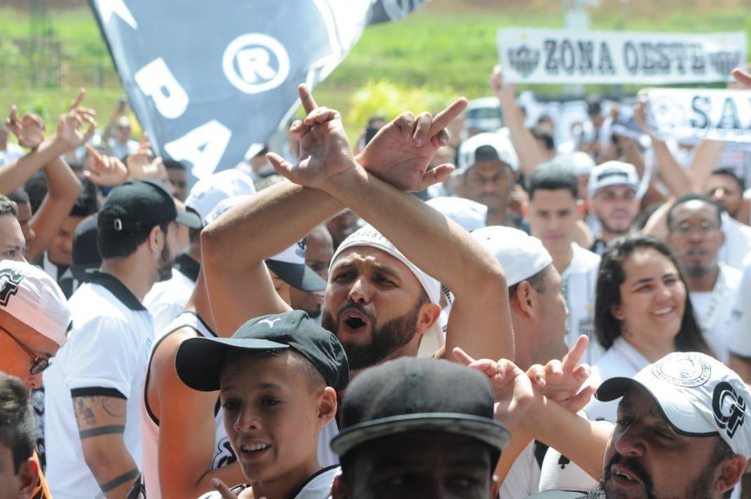 Imagens da chegada de Diego Tardelli