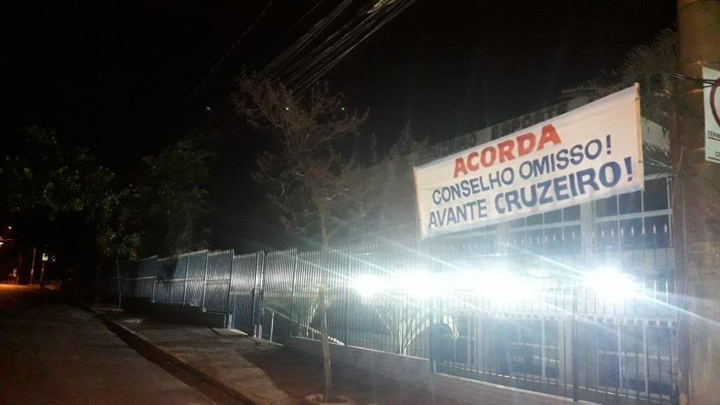 Faixas contra a diretoria do Cruzeiro