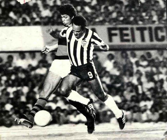 1981 - 3 de julho - Atltico 2 x 2 Flamengo - Estdio Mineiro, Belo Horizonte - Primeira rodada da fase de grupos. Campeo e vice do Brasileiro de 1980, Galo e Flamengo se enfrentaram na estreia da Libertadores de 1981. O time alvinegro abriu 2 a 0 com dois gols do ponta der Aleixo, mas os rubro-negros empataram com Nunes e Marinho. Naquela edio, a equipe de Belo Horizonte foi eliminada na fase de grupos aps perder por W.O. um jogo desempate contra os cariocas, marcada por uma arbitragem polmica de Jos Roberto Wright, que expulsou cinco atleticanos na partida. Os confrontos daquela poca transformaram o duelo em um clssico nacional.