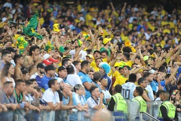 Fotos das torcidas de Brasil e Argentina, no Mineiro, no clssico vlido pela semifinal da Copa Amrica
