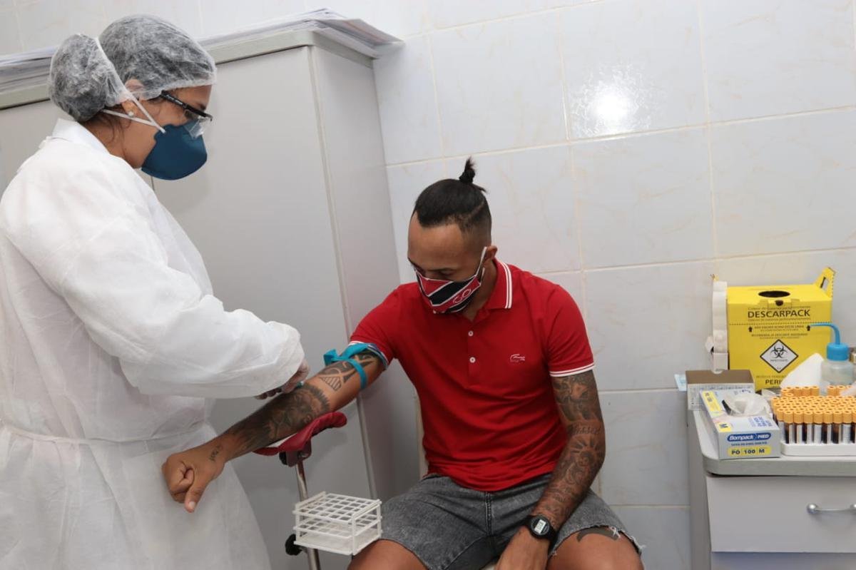 O volante Paulinho sendo testado; procedimento de sade faz parte do protocolo do clube, que inicia seu retorno aos treinamentos.