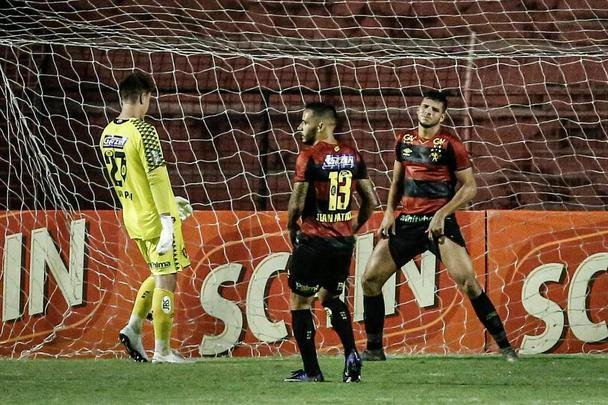 No segundo tempo, o Sport ainda ampliou o placar com Jean Patrick. Porém, com a expulsão do capitão Sander, o Imperatriz tomou a iniciativa do jogo e chegou ao empate com dois gols de Cesinha.