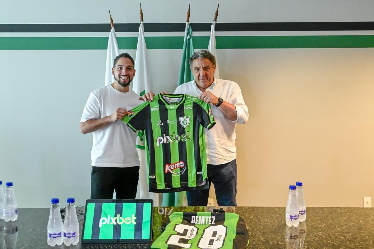 Reforo do Coelho, Bentez foi apresentado aps sesso de fotos e autgrafos