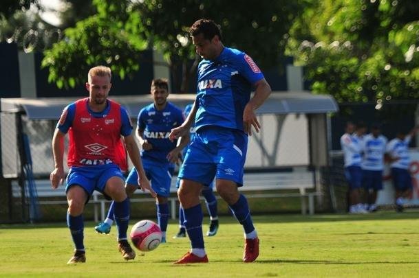 Sem Thiago Neves, que est com desgaste na panturrilha, Mano Menezes escalou o time titular do Cruzeiro no coletivo com Fbio; Lucas Romero, Leo, Murilo e Egdio; Henrique e Ariel Cabral; Robinho, Arrascaeta e Rafinha; Fred. Os reservas atuaram com Rafael; Arthur, Digo, Manoel e Marcelo Hermes; Lucas Silva, Nonoca e Bruno Silva; Rafael Marques, Rafael Sobis e Judivan